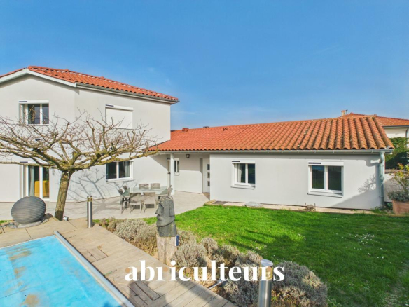 Contemporary house with swimming pool? 194 m²? Échalas (69700)