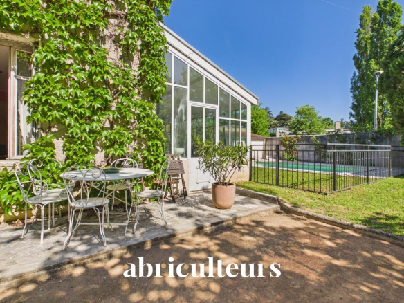 Écully? Family home with swimming pool on a 1,056 m² plot