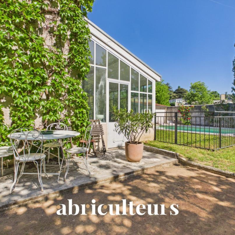 Contemporary house with swimming pool? 194 m²? Échalas (69700)