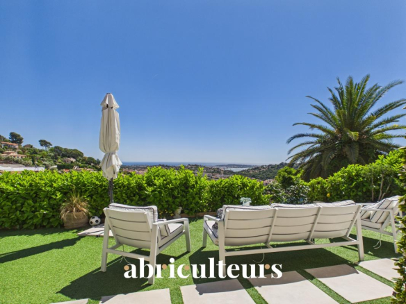 Elegant renovated house of 130 m²? Panoramic sea view? Secure estate? Hélio Marin / Vallauris area