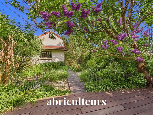 Clamart: Spacious family home with garden, outbuilding and adaptable spaces