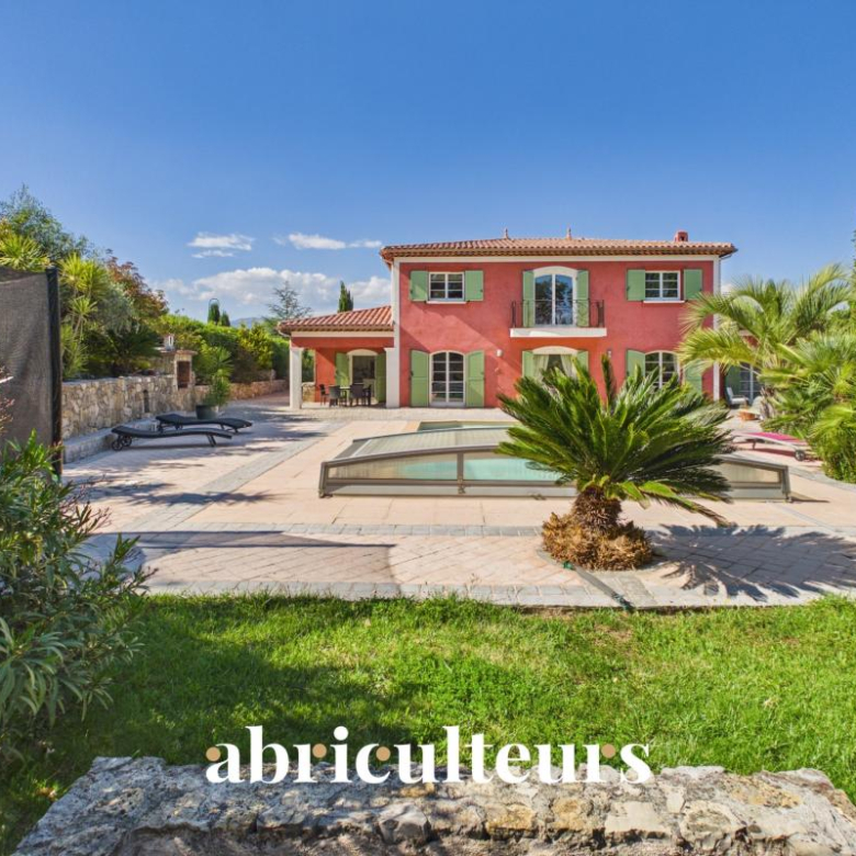 Bright family home with views of Cap Canaille, in a secure residence? CASSIS – 870,000?