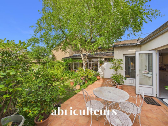 Maison aux volumes généreux – 178,5m2 – 6 chambres – 50m2 de pièce de vie – Jardin  – Garage – Au coeur de Zola