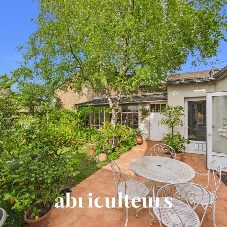Maison familliale – Calme d’une Avenue Privée – 5 chambres – Jardin – Garage double + 2 places de parking – Hauts-Pavés