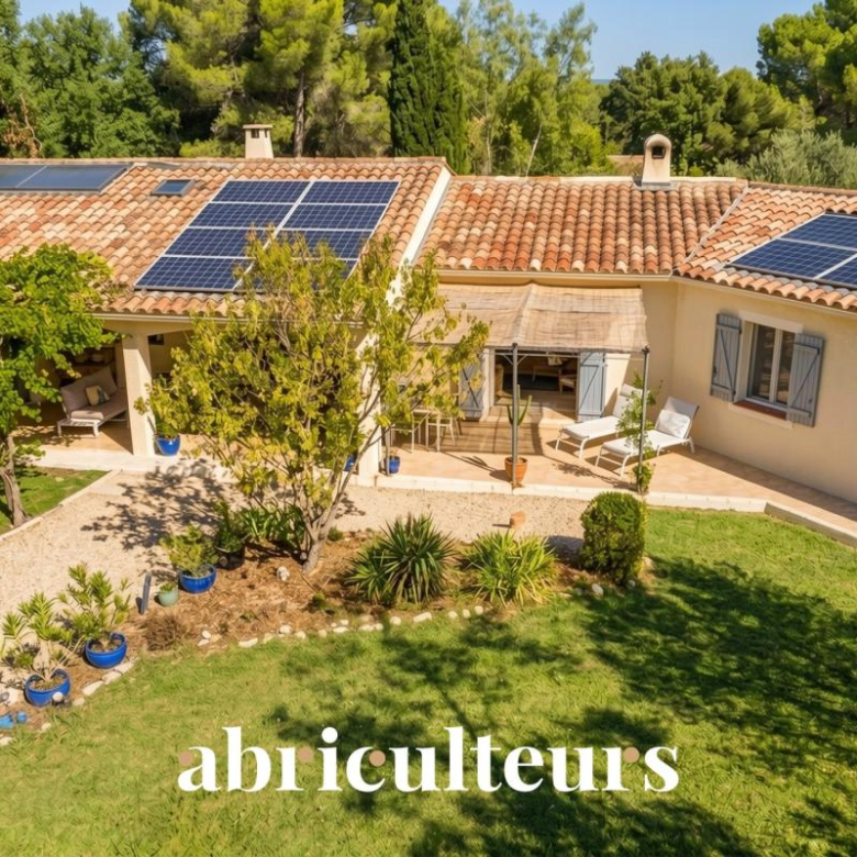 Large house – Private avenue – 5 beautiful bedrooms – Terrace and garden – Double garage + 2 parking spaces – High paved area