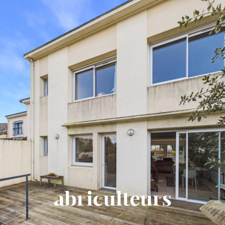 Villa 80m from the main beach? 203 m²? 11 rooms? Carnac