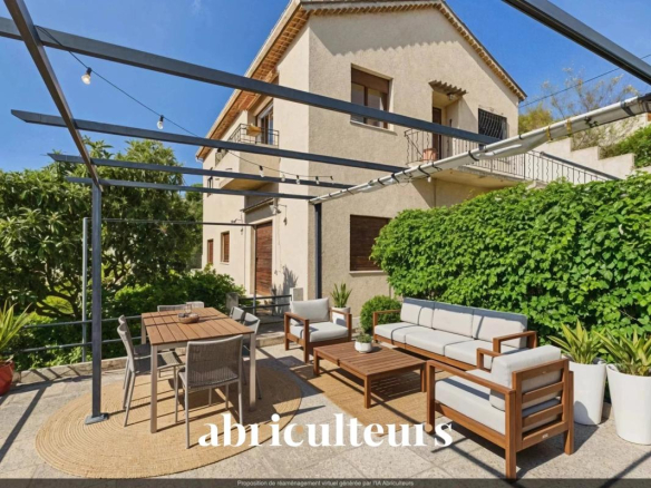 Appartement dans maison – Vue mer panoramique – Quartier du Coteau Saint-Pierre – 93 m² – 4 chambres – Garage – Jardin