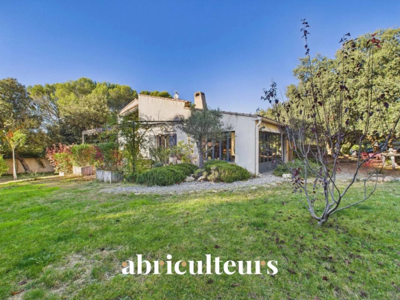 Magnificent property with land, swimming pool/pool house, outbuilding in Rognes 13840