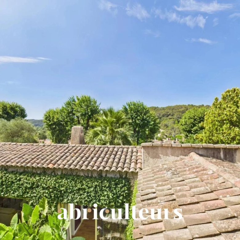 Magnifique propriété avec terrain, piscine/ poolhouse, dépendance à Rognes 13840
