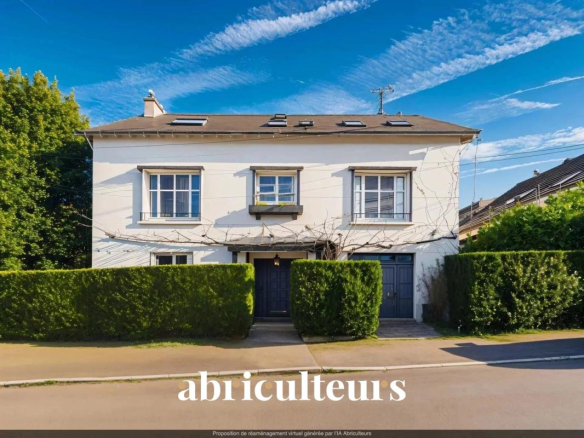 Spacious 230 m² family home – 7 bedrooms – Garage – Heat pump – Procé district