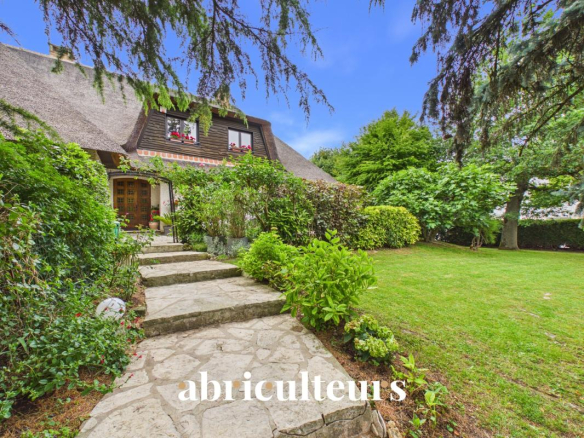 Superb charming family property of 310 m² with swimming pool and magnificent wooded garden – Yerres (91)