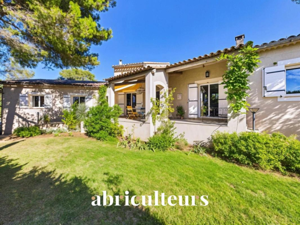 Renovated architect-designed villa of 155 m² at the foot of the Luberon – Cheval-Blanc