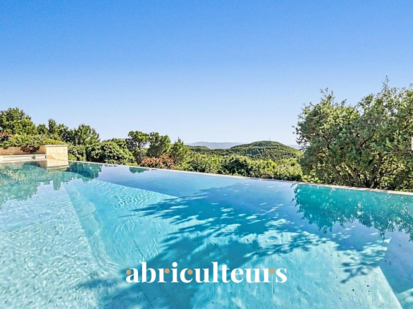 Magnificent villa of 296 m² with swimming pool, 1.2 ha of land and exceptional views in Rognes (13840)