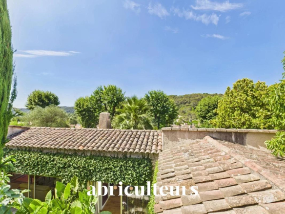 5-bedroom family home with pool and garden – La Colle-sur-Loup – 275 m²