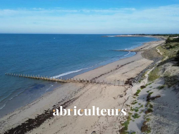 Grande villa de 200m² en front de mer – Très belle parcelle aux multiples possibilités – Plusieurs dépendances – L’Épine