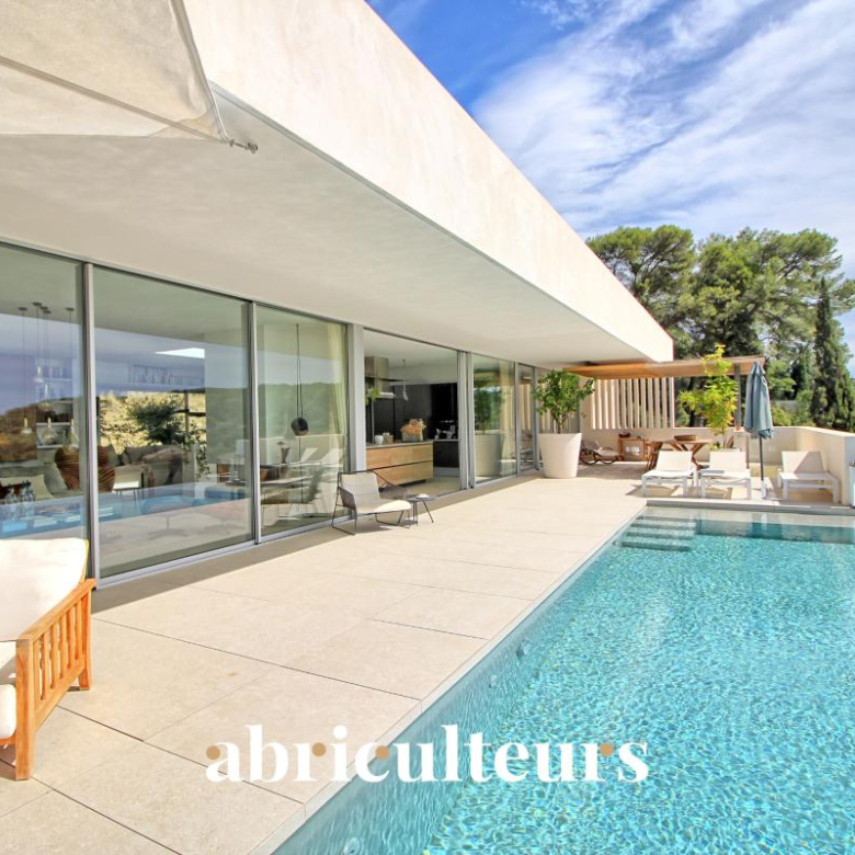 Contemporary 4-room apartment with panoramic sea view
