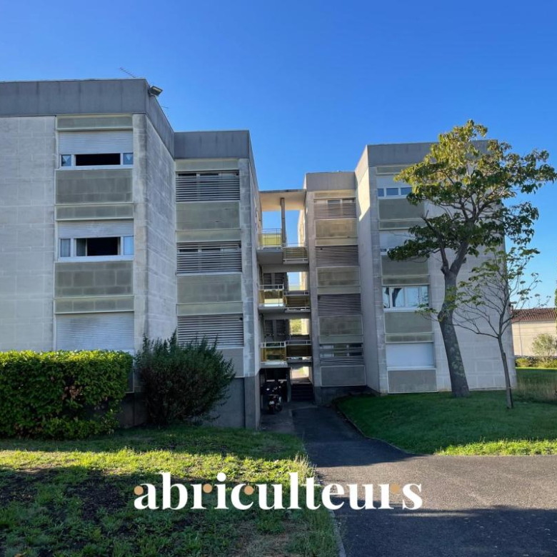 Recently built single-storey architect-designed house with panoramic views of the surrounding nature