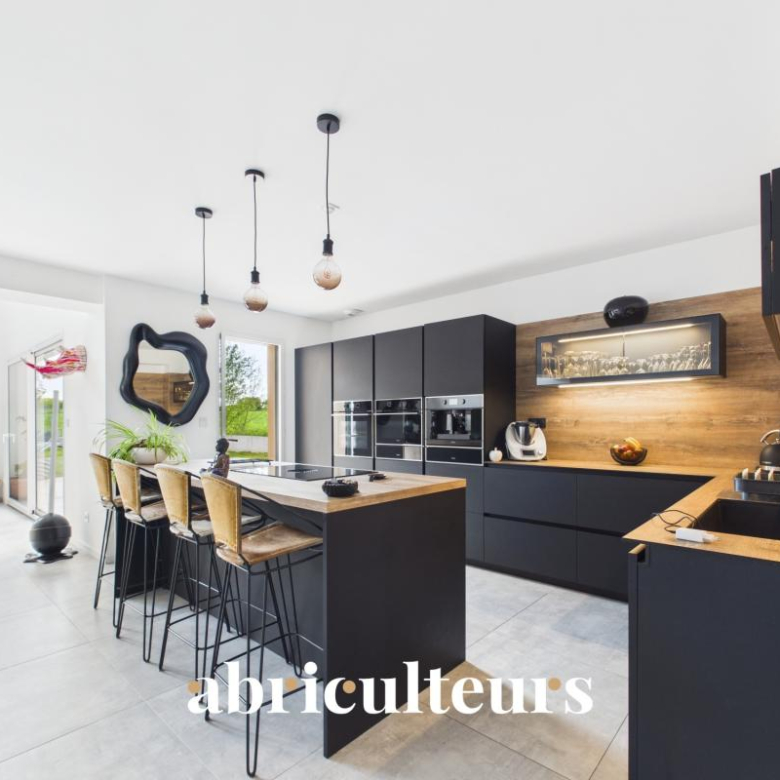 Renovated former farmhouse with panoramic views and exceptional potential – Charvonnex, North Annecy