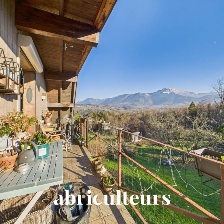 Recently built single-storey architect-designed house with panoramic views of the surrounding nature