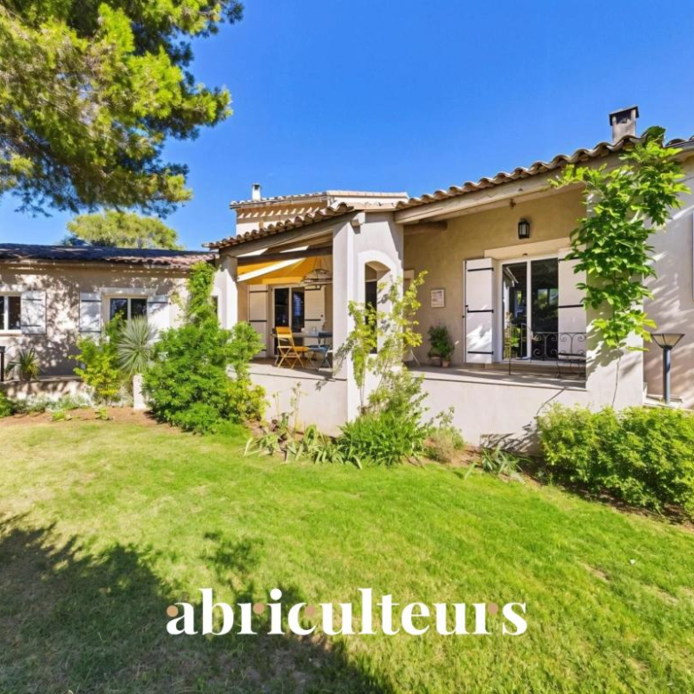 Provençal country house, 8 rooms, 2 gîtes, swimming pool, 5 horse stalls