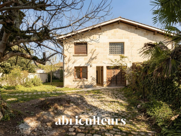 Maison à rénover – 250 m² – 8 pièces, Grand potentiel et permis validé, proche Parc Bordelais