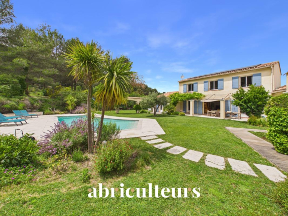 Magnifique maison T8 de 233m² sur un terrain de 6700m² avec piscine à Rognes 13840