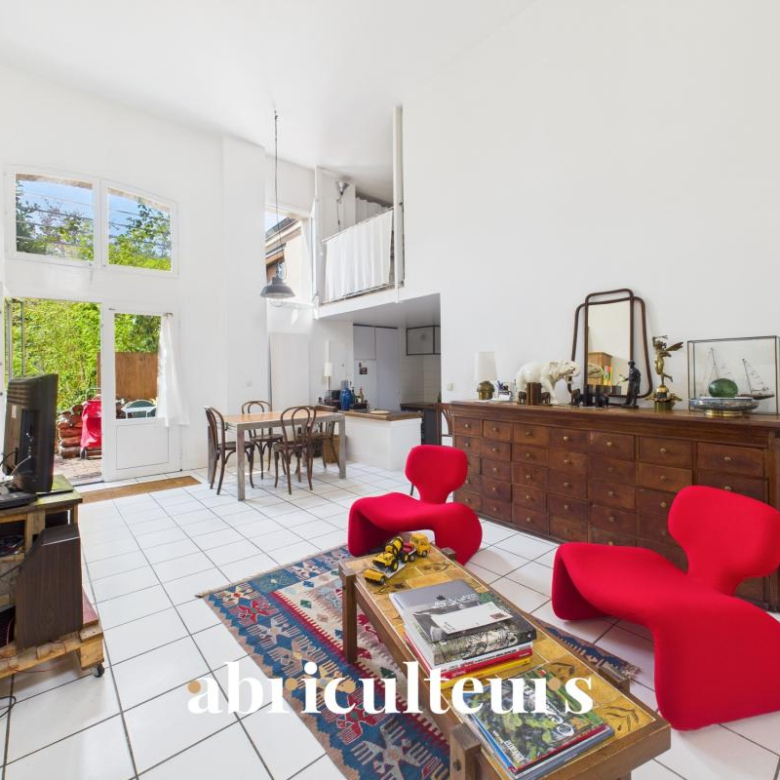 Characterful estate in Grans: stone house of 254 m², outbuilding, sheds and swimming pool on 8,100 m²