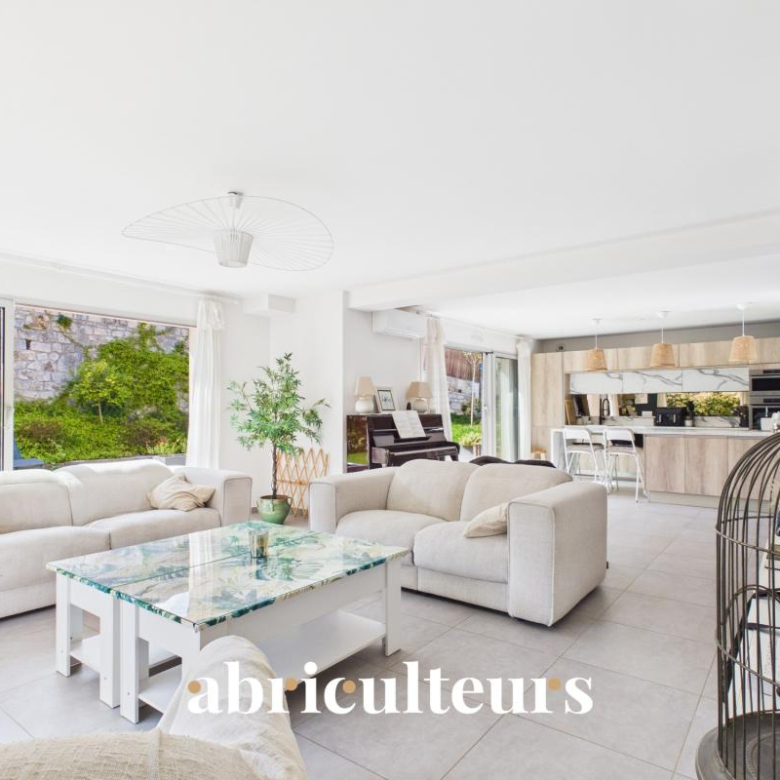 Duplex de caractère de 93 m² avec extérieur et beaux volumes