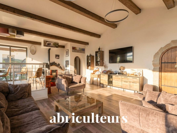 Charming renovated property in Fuveau: 245 m² of living space, independent studio and swimming pool on a 3,800 m² plot