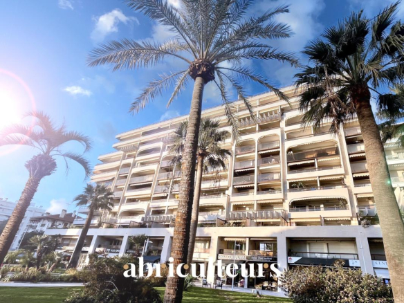 Élégant appartement rénové – 4 Pièces – Terrasse – 84m² – Vue mer panoramique – Juan-les-Pins