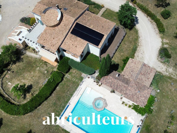 LAMBESC (13410) – Property with 308 m² of living space — 8 rooms — 1 hectare enclosed
