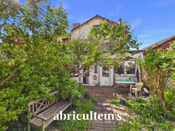 Clamart: Bright family home, 4 bedrooms, garden, outbuilding and great potential