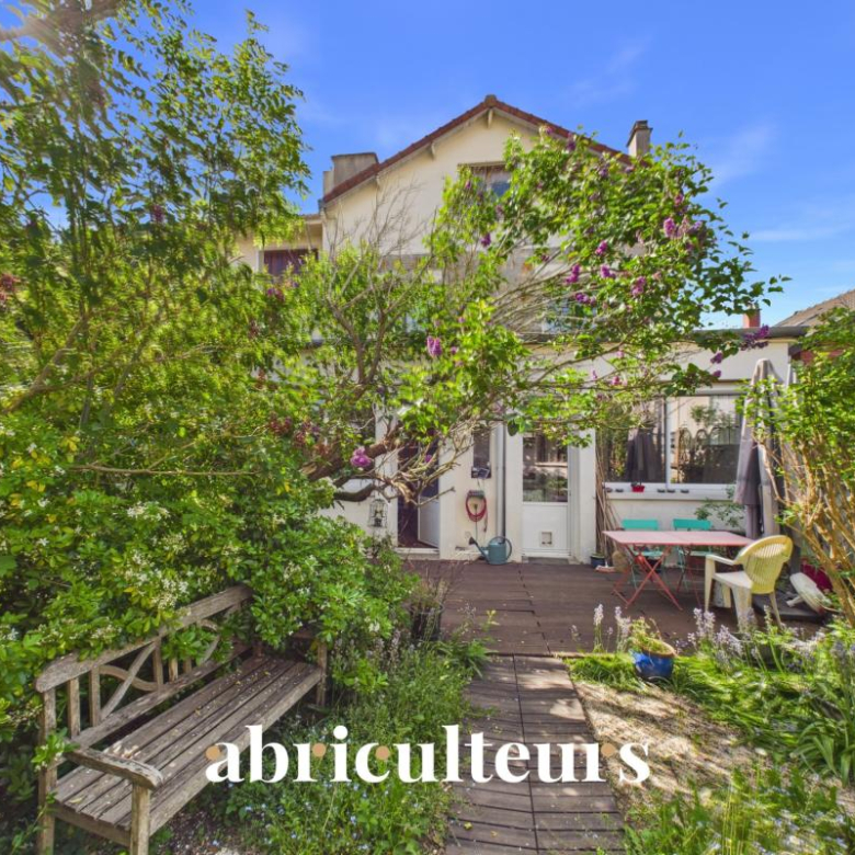 Renovated architect-designed villa of 155 m² at the foot of the Luberon, 2 km from the village of Cheval-Blanc