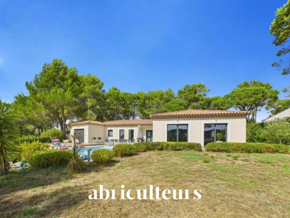 Beautiful contemporary villa with panoramic views – Bagnols-en-Forêt – Secure private estate