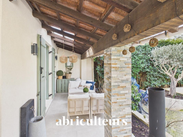 Single-storey 4-bedroom villa in Luynes town centre – 50m² living room – Close to shops