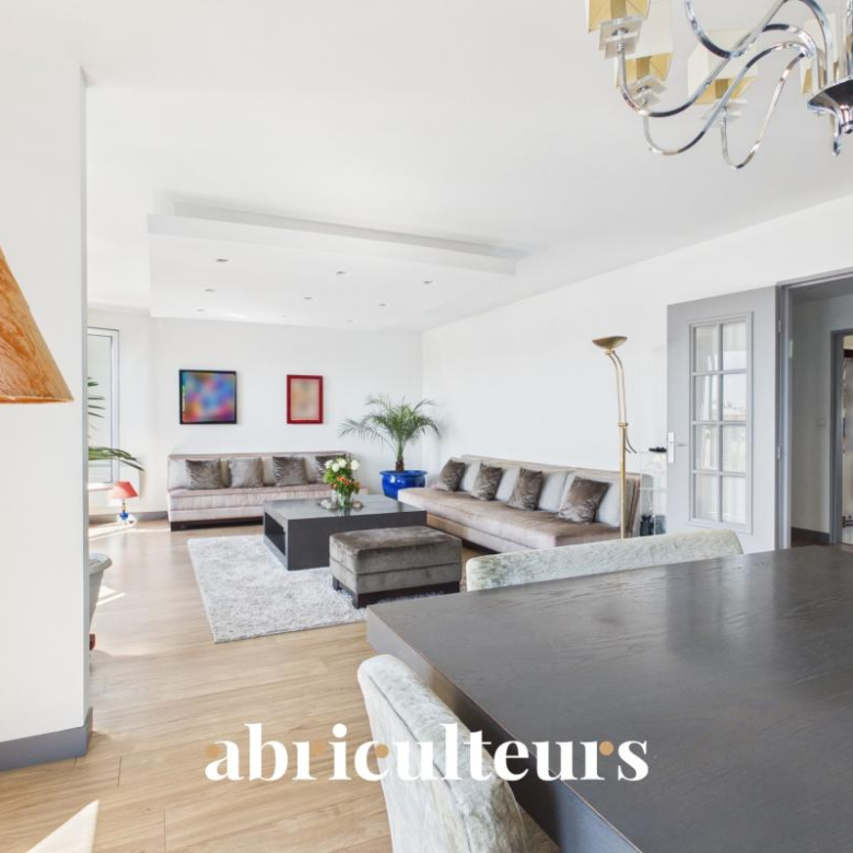 Charming renovated FAMILY HOME, close to shops