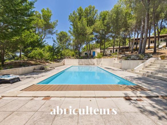 Maison d’architecte de 8 pièces à vendre proche Aix-en-Provence