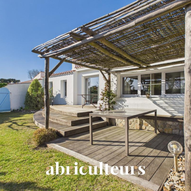 Maison familiale de 141 m² avec jardin, piscine – 6 pièces – Le Croisic