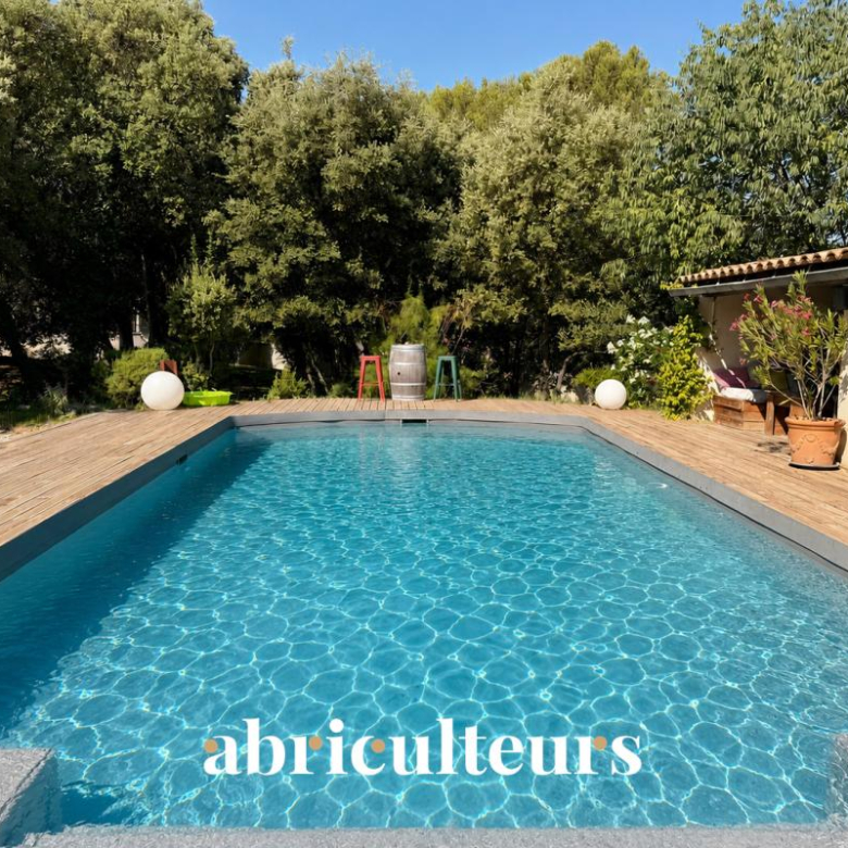 Exceptionnelle bastide provençale de 345 m² — Vue panoramique, piscine chauffée et potentiel locatif