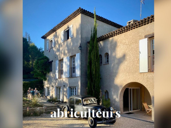 Exceptionnelle bastide provençale de 345 m² — Vue panoramique, piscine chauffée et potentiel locatif
