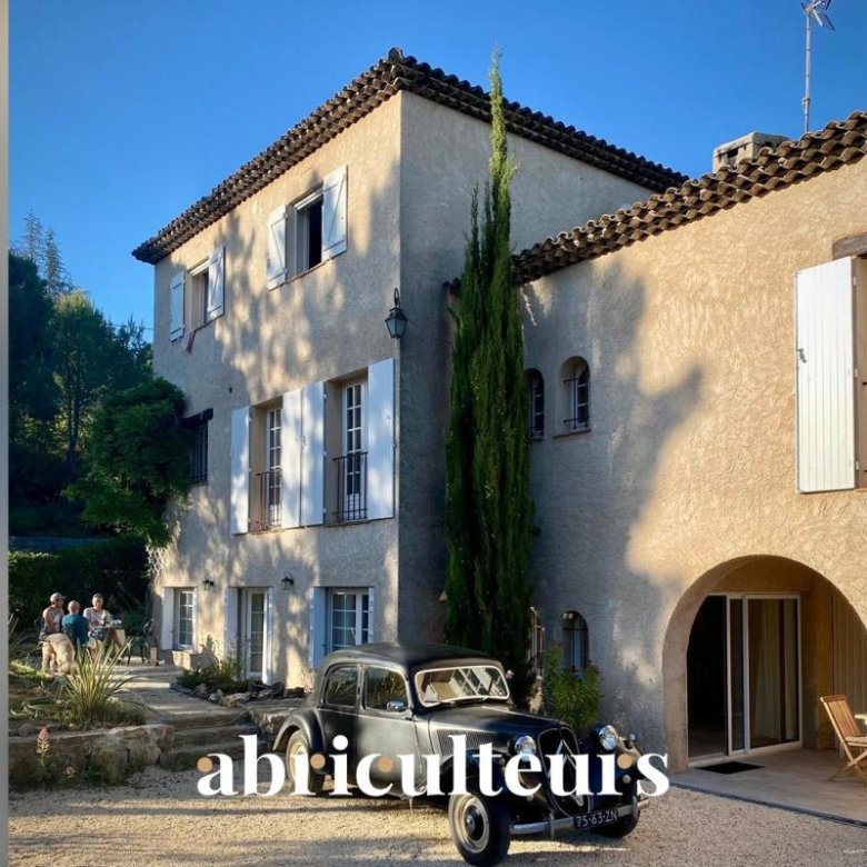 Magnifique villa avec terrain, piscine/ poolhouse, dépendance à Rognes 13840