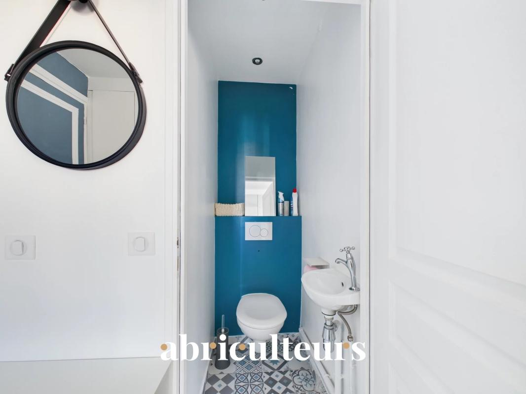 Bathroom of an apartment in the 16th arrondissement of Paris Bathroom with toilet in an apartment in Paris 16th arrondissement.