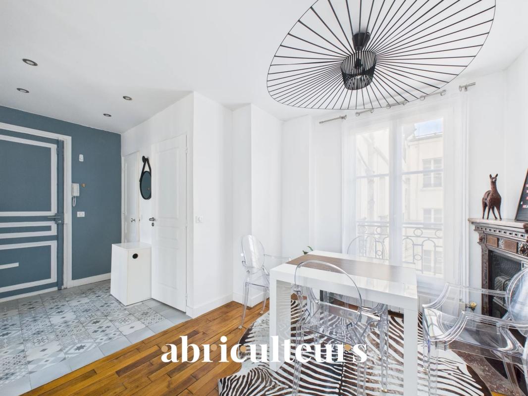 Apartment with windows on both sides in Paris 16th arrondissement Interior of a through apartment with dining room and modern decor.