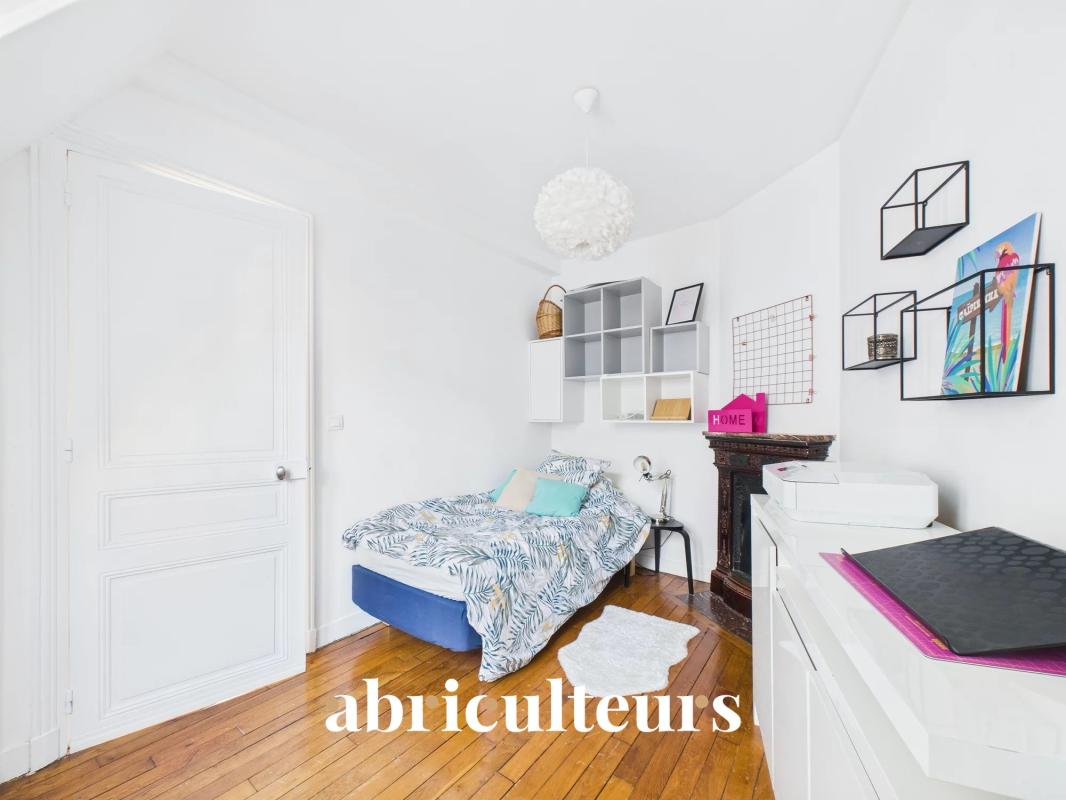 Apartment room in Paris 16th arrondissement Room in an apartment in Paris 16th arrondissement with bed, library and modern decor.