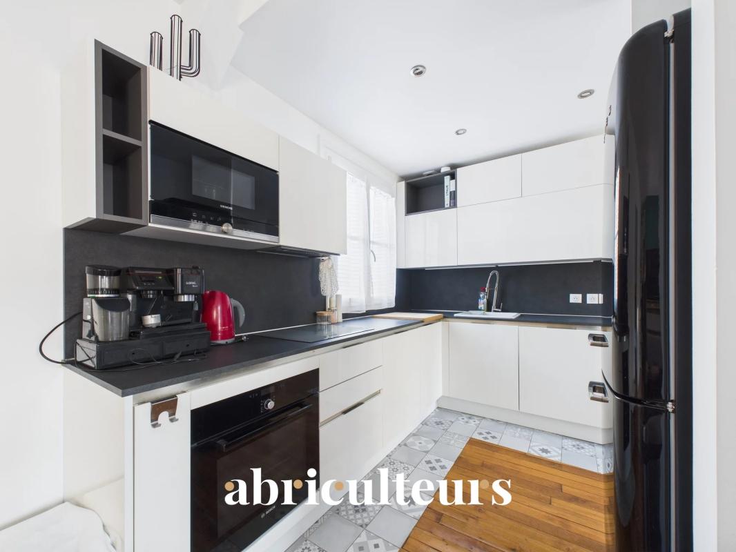 Kitchen of an apartment for sale in Paris 16th arrondissement Modern and well-equipped kitchen in an apartment in the 16th arrondissement of Paris.