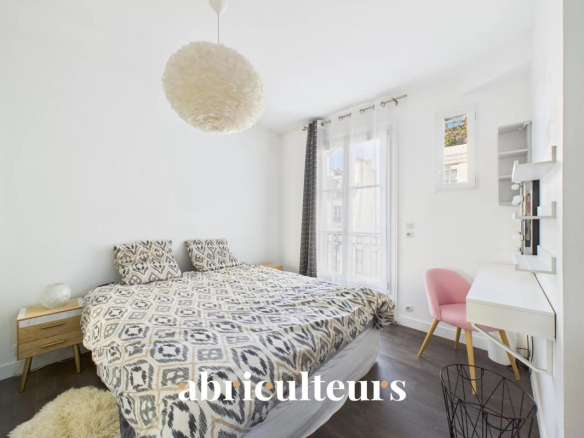 Bright bedroom in an apartment in Paris 16th arrondissement with double bed and modern decor.