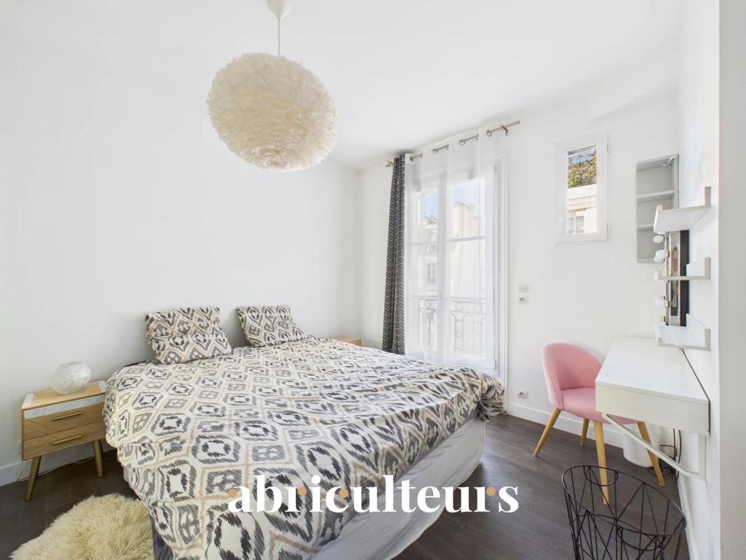 Apartment room in Paris 16th arrondissement Bright bedroom in an apartment in Paris 16th arrondissement with double bed and modern decor.