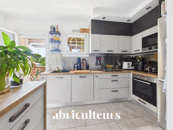 Modern kitchen in a family home in Bouc-Bel-Air, with wooden worktops and appliances.
