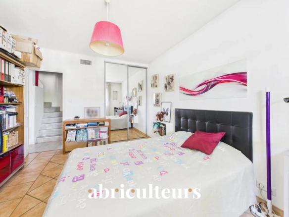 Room in a family home with bed and library, Bouc-Bel-Air