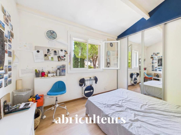 Room in a family home in Bouc-Bel-Air with desk and window.